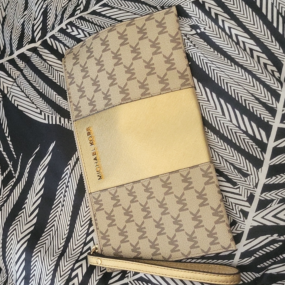 Michael Kors wristlet